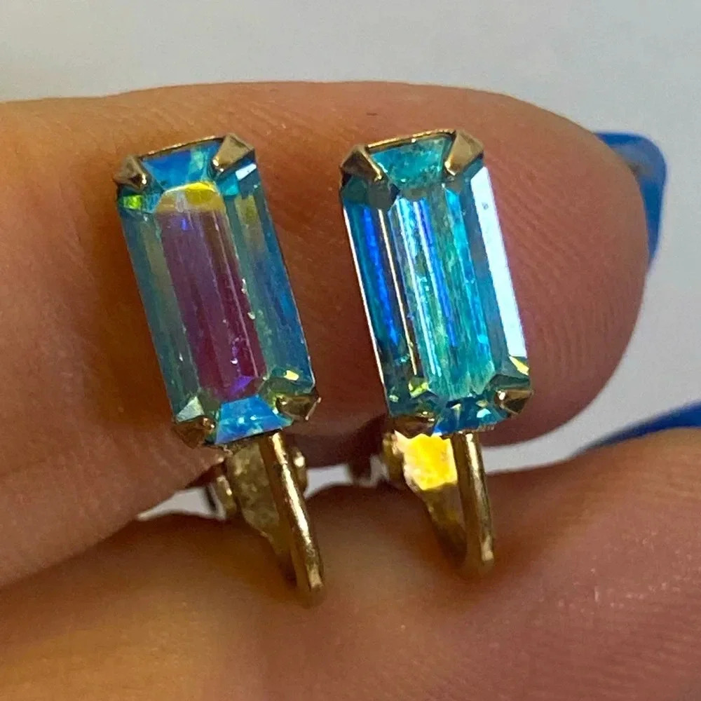 DAINTY VINTAGE BLUE IRIDESCENT EMERALD CUT STONES. CLIP ON EARRINGS